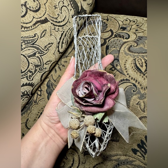 Chicken Wire Shoe with Roses - Picture 9 of 12